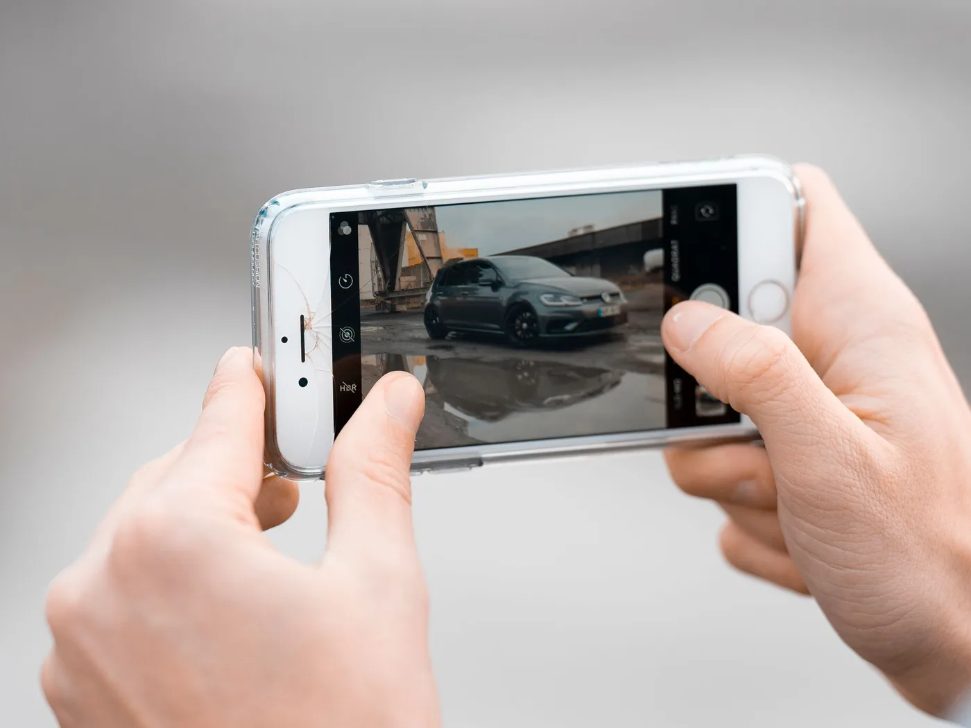 Mãos fotografando um carro com o celular para montar o anúncio